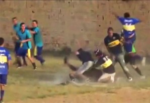 Brutal paliza a un árbitro en Argentina tras dar un penal - VIDEO Brutal paliza a un árbitro en Argentina tras dar un penal - VIDEO