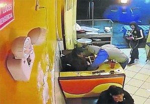 Forajidos desvalijan a clientes de restaurante «en menos de lo que canta un gallo» Forajidos desvalijan a clientes de restaurante «en menos de lo que canta un gallo»