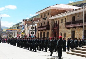 Cambio en la jefatura policial de la Región Huancavelica, sale un coronel entra un general Cambio en la jefatura policial de la Región Huancavelica, sale un coronel entra un general