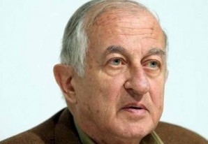 El escritor catalán Juan Goytisolo recibe el Premio Cervantes de manos de Felipe VI El escritor catalán Juan Goytisolo recibe el Premio Cervantes de manos de Felipe VI