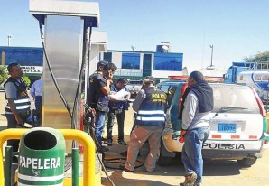 Encarcelan en Cachiche a policías delincuentes por hurto de combustible en Nasca Encarcelan en Cachiche a policías delincuentes por hurto de combustible en Nasca