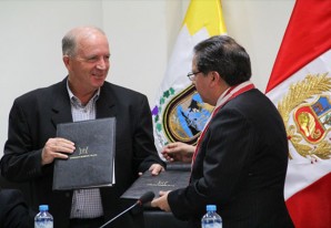 Fernando Cillóniz sigue firmando pactos contra la corrupción, pero la vida sigue igual en Ica Fernando Cillóniz sigue firmando pactos contra la corrupción, pero la vida sigue igual en Ica