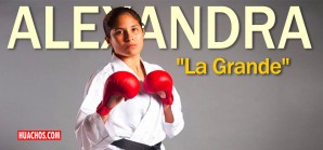 Presidente Vizcarra se encarga de dar la medalla de oro a Alexandra Grande Presidente Vizcarra se encarga de dar la medalla de oro a Alexandra Grande