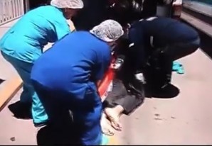 Como si no fuera suficiente la gravedad de su accidente, un policía cae aparatosamente de la camilla Como si no fuera suficiente la gravedad de su accidente, un policía cae aparatosamente de la camilla